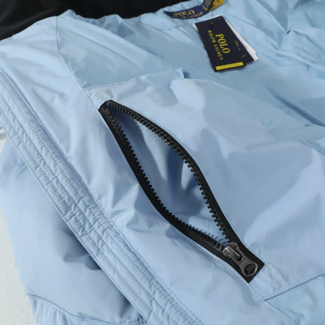 P680 #R58 Ralph Lauren/Ralph Lauren classic new down jacket jacket with detachable hood extra thick plush down jacket men's top "Thousands of stitches of electric embroidery, the logo is like a work of art" The imported Barudan embroidery machine is used to carve the classic polo logo with precision electric embroidery technology. Each letter is full and three-dimensional, with clear details, making it the "most expensive embroidered logo" on the down jacket, highlighting its extraordinary status. "75% national standard high-quality white duck down, light and heat-locking" is filled with 75% high-quality white duck down, which is light and pressure-free, but has excellent warmth retention. After compression, it can quickly rebound and become fluffy, say goodbye to bloat, embrace unburdened warmth, and face the cold winter without timidity. "Technical fabrics that protect against cold and wind and rain" · Long-lasting fluffy and non-stiffening, consistent thermal performance · 400T high-density gallbladder + pinhole retraction technology, completely say goodbye to velvet · Windproof and waterproof matte fabric with adjustable hem, easy to deal with bad weather "Five colors come together to interpret diverse styles" · White: pure first snow, fresh and versatile · Black: classic without limits, calm and atmospheric · Navy blue: low-key and elegant, suitable for both business and leisure · Sky blue: bright and healing, brightening up dull winter days · Khaki: retro and gentle, the first choice for urban wanderers "The details are authentic, the texture is everywhere" The original electroplated YK zipper is smooth and durable, the detachable hood can be worn multiple times, and the original hangtag and washable label ensure authentic quality. The same design for men and women makes it easy to control whether it is used as a couple's outfit or to create personal style, making it an indispensable fashion equipment this winter.  Color: Black, Navy, Khaki, White, Sky Blue Size: S M L